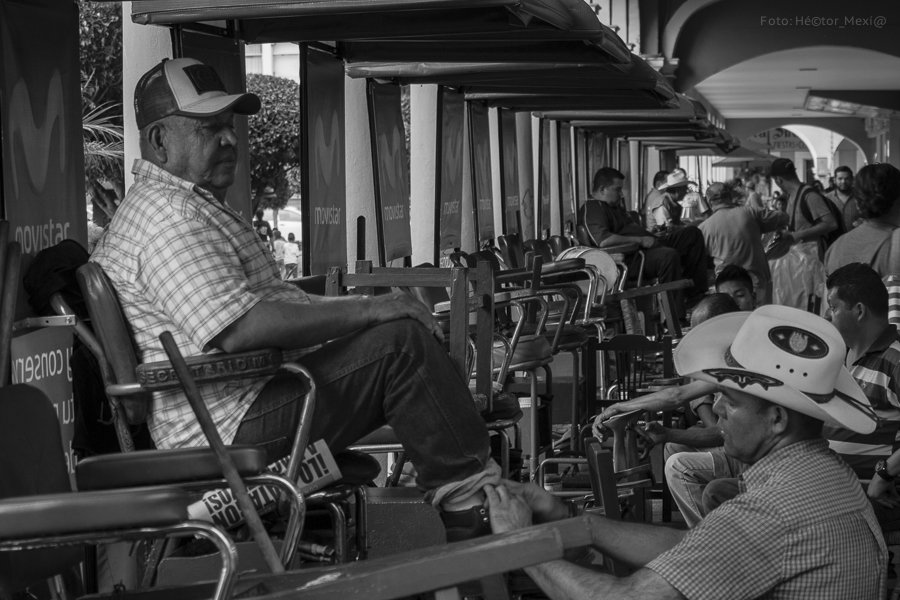 Si he de lustrar mis zapatos, 
que sea para que iluminen mi camino, 
que sea para que te encuentre a ratos.