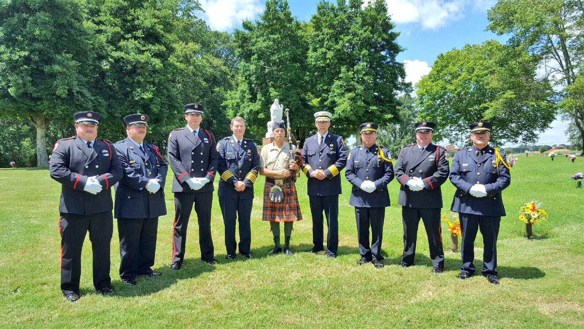 CvilleFireDept's tweet image. CFD &amp;amp; @AlbFireRescue Honor Guards were proud to honor the life of retired #STVFD Chief &amp;amp; CVFC member Ron Slaughter.
