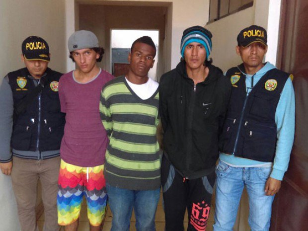 elpopular_pe's tweet photo. Falsos hinchas de #Elemec roban prensas de vestir en local deportivo #LaVictoria tienda https://t.co/E8txeC3trF https://t.co/MNGXQsWt3b