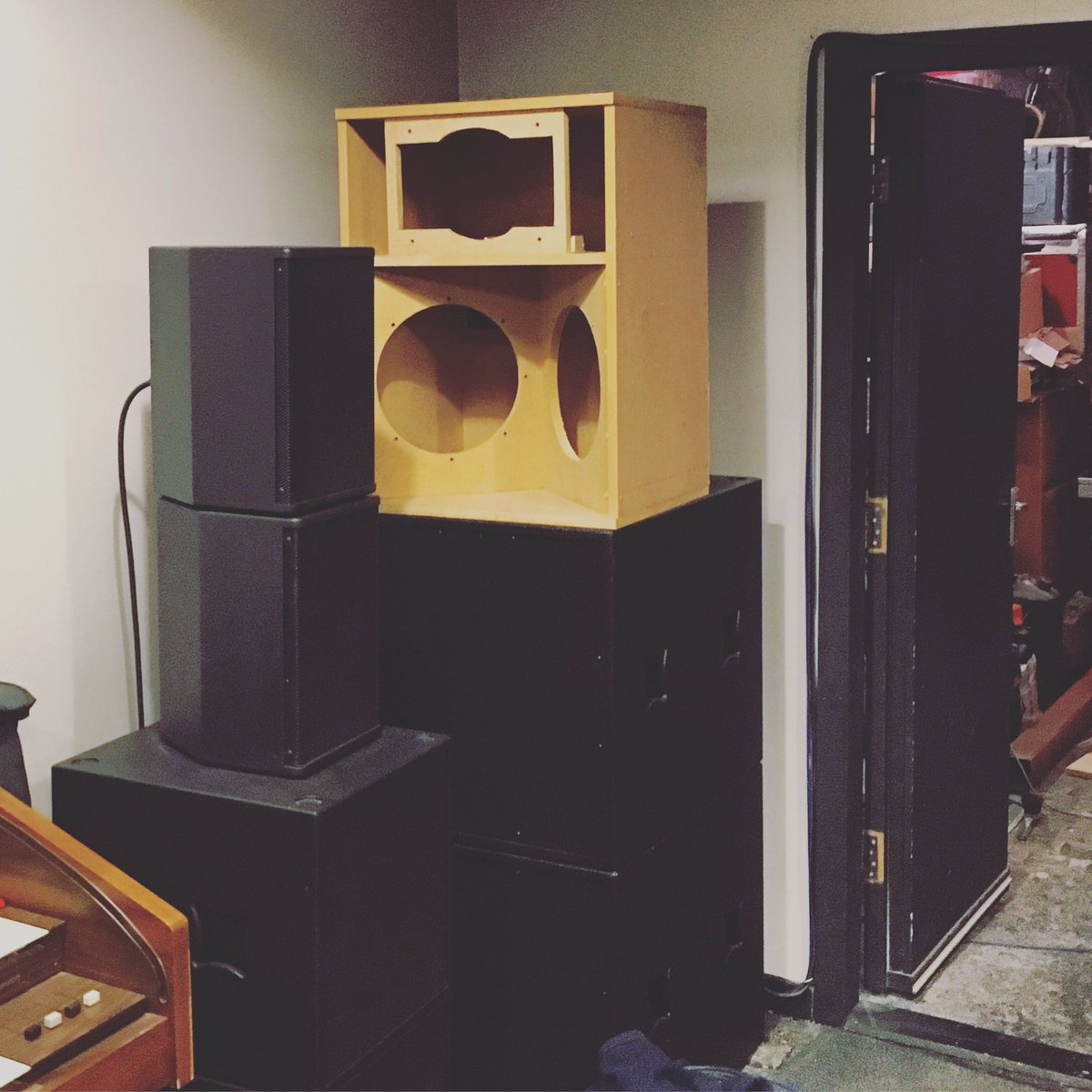 garethkirkham_'s tweet image. New cab prototype, double 12" V baffle, sneakily ported behind the horn flare.