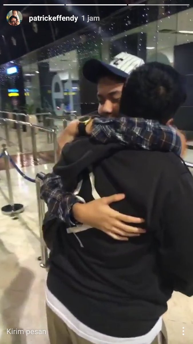 hastagCJR's tweet photo. Iqbaal meluk erat ka omen yg sedang nangis:') @iqbaale #SafeFlightIqbaalCJR https://t.co/IVWzNwl7l1