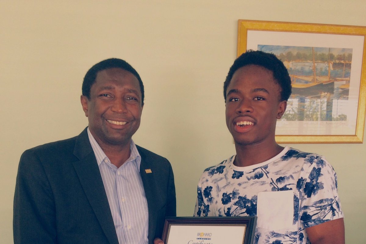 Dale4district9's tweet photo. Student Intern, Errol Williams Jr receiving a certificate for completing the 2015 Summer Intern Program #TeamHolness https://t.co/jD5rPCrAbo