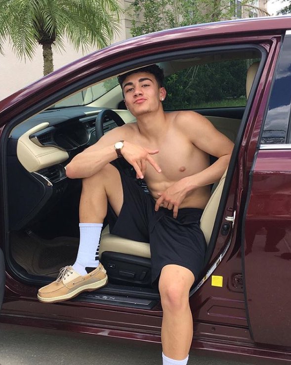 HlGHKCYPAPI's tweet image. Y&apos;all girls r sleeping on me but I&apos;m coolin&apos; ❄️💦