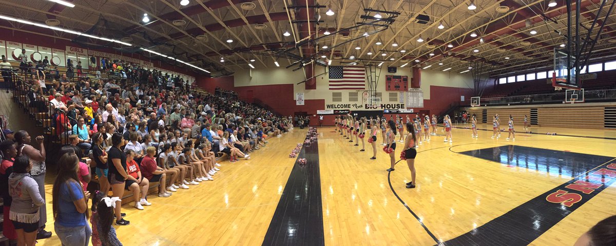VincentShiloh's tweet photo. Great Pep Rally! Starting the year out right. Go Redskins! #BetterEveryDay #LHS20/20 #CreatingHistory https://t.co/IMVxW6tfXu
