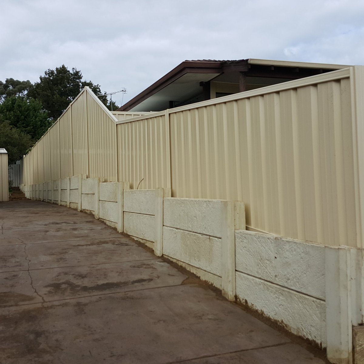 fostersfencing's tweet photo. Amazing job 33 m sleepers &amp; asbestos out with installation of 750 mil panel and post retaining &amp; #Colorbond fence https://t.co/62fouOuz4X