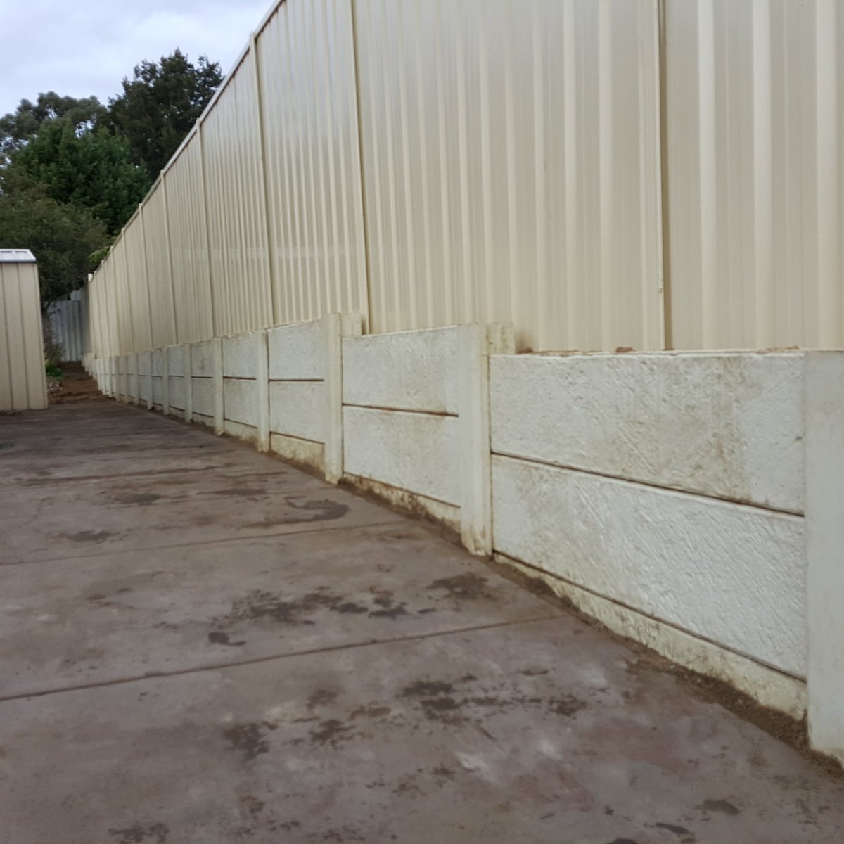 fostersfencing's tweet photo. Amazing job 33 m sleepers &amp; asbestos out with installation of 750 mil panel and post retaining &amp; #Colorbond fence https://t.co/62fouOuz4X