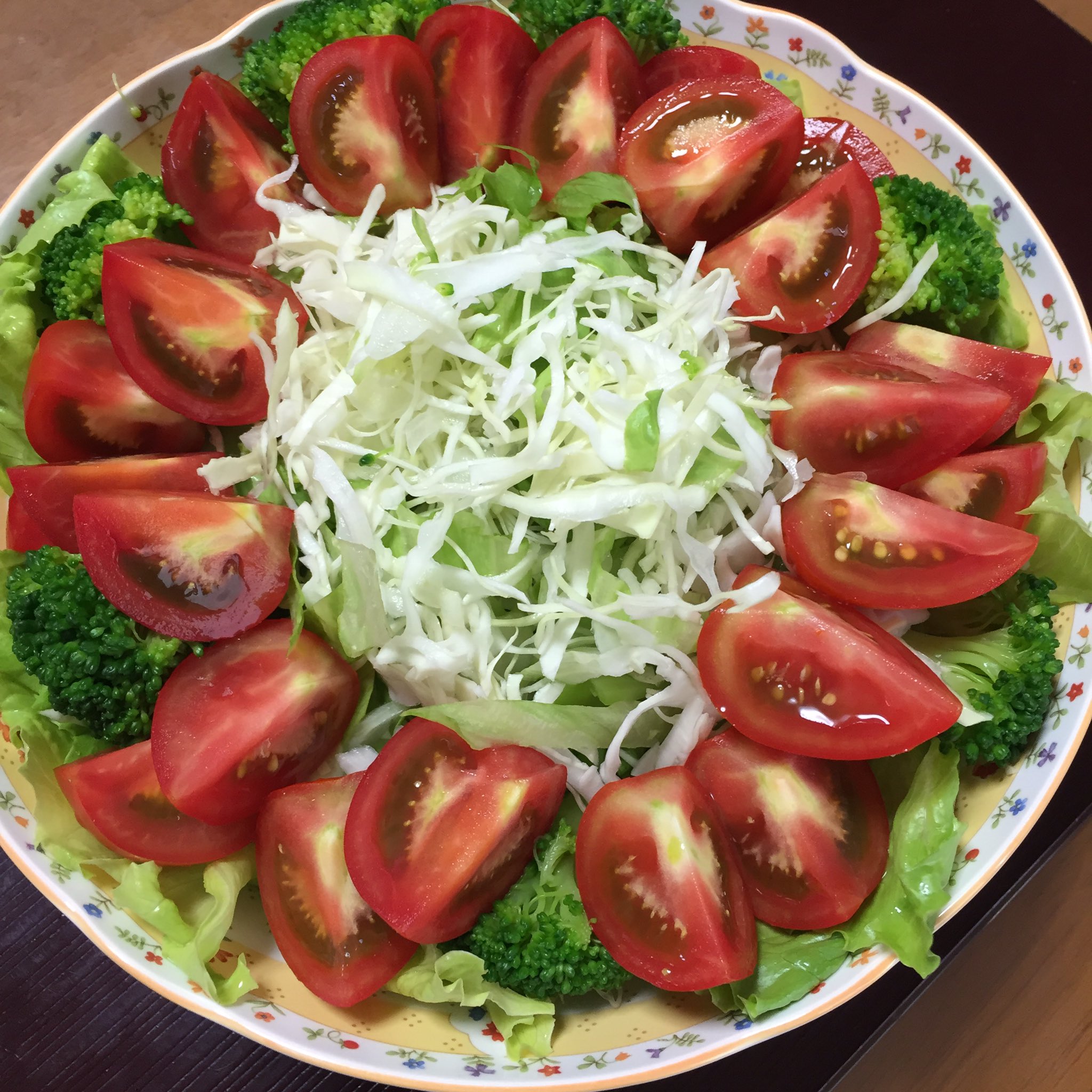 小学校で習う漢字と野菜いっぱいご飯の日々 夕飯 8 11木祝 主人の実家にて 私はサラダとローストビーフを切って盛り付けただけ あとはお刺身 もずく酢 炊きたてご飯のおにぎり フルーツ そして今朝のおすましは昨日の海水浴で収穫した貝 お腹