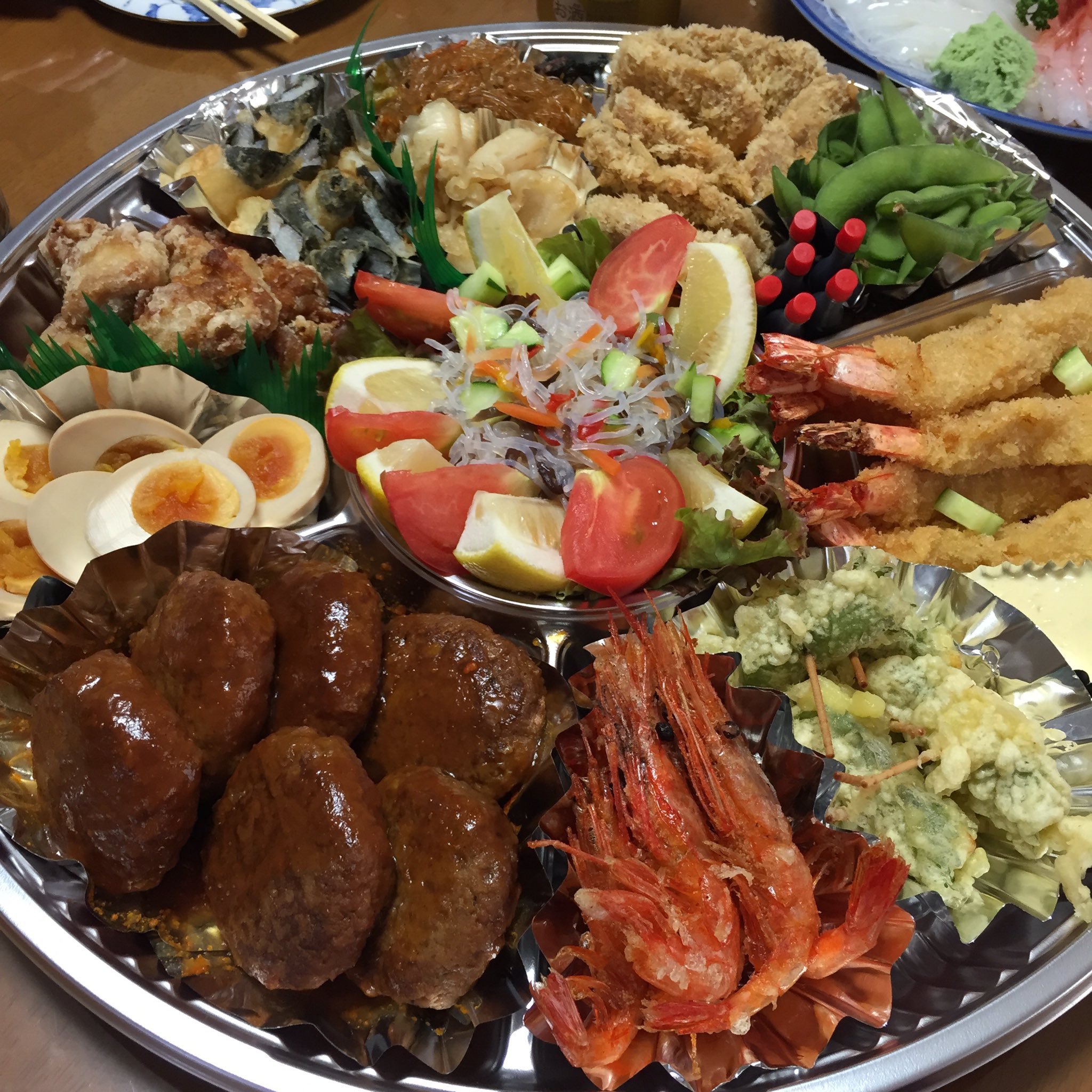 小学校で習う漢字と野菜いっぱいご飯の日々 夕飯 8 11木祝 主人の実家にて 私はサラダとローストビーフを切って盛り付けただけ あとはお刺身 もずく酢 炊きたてご飯のおにぎり フルーツ そして今朝のおすましは昨日の海水浴で収穫した貝 お腹