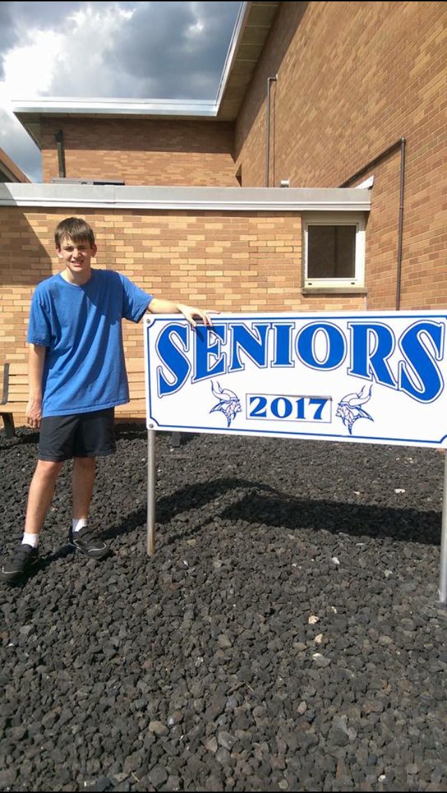 HeyItsTay14's tweet photo. I still can't believe he just had his last first day of high school! I'm so proud of him ❤️❤️❤️ https://t.co/q9CGoG1rmb