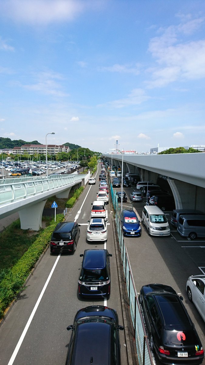 天空 これから八景島に来る方は駐車場が大渋滞なので覚悟してください Abc駐車場が満車なのでd臨時駐車場が解放されていますが 満車は近いです 地元民もgwや夏休みにしか見ない光景です 八景島シーパラダイス