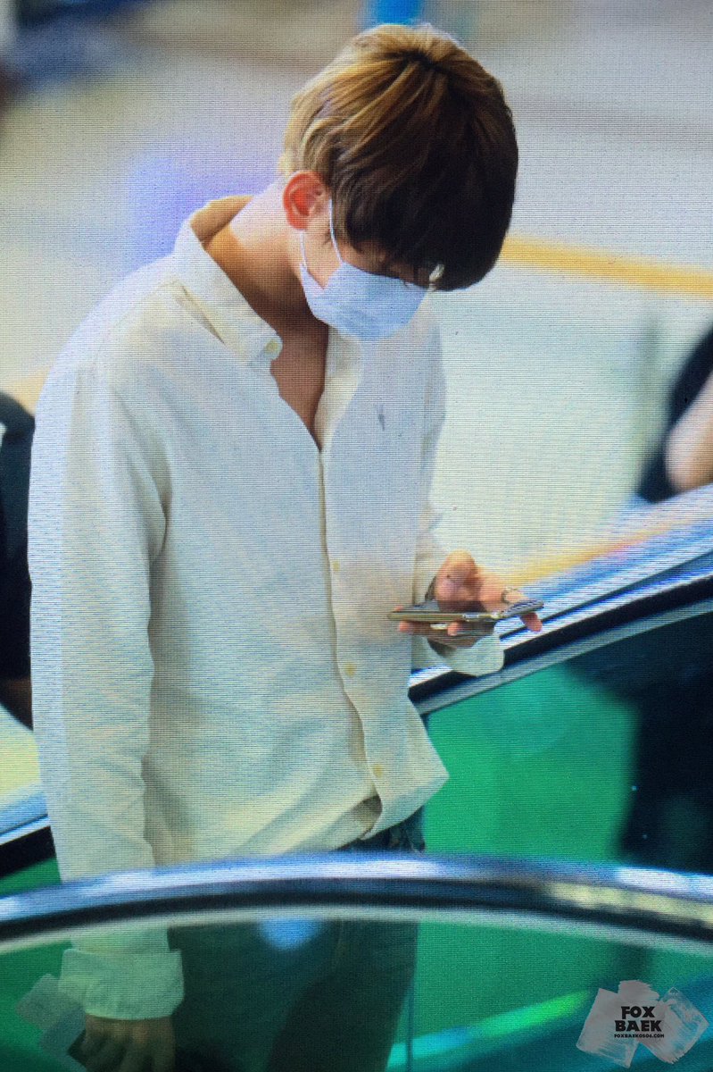 Exolvweng_ID's tweet photo. [PREVIEW] 160812 - #EXO #BAEKHYUN at Gimpo Airport (©Foxbaek) https://t.co/yVXPKpL6GY