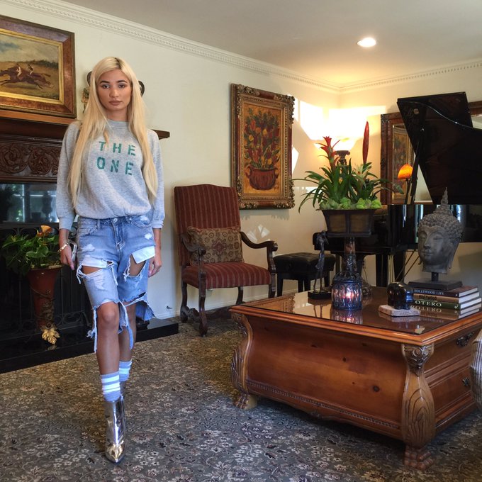Watch ♕ Pia Mia's leaked NSFW photo on TwXstars