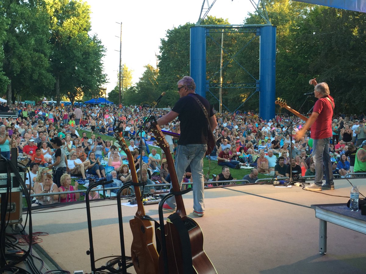 TheBallnChikn's tweet photo. Great night with @littleriverband at #RiverRhythms! Thank you @cityofalbany @albanyrec 🎤🎸 https://t.co/ZcI77UWvDF