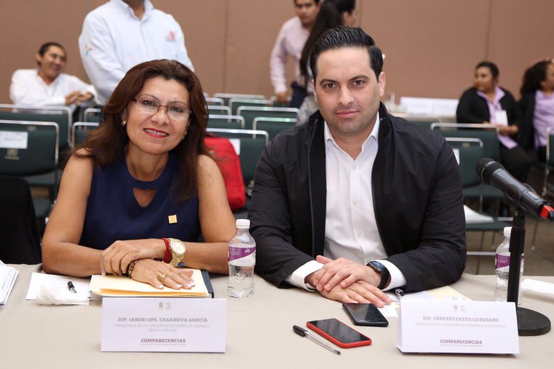 ECR1978's tweet photo. Les comporto estas fotografías de hace unos momentos al término de la comparecencia de hoy del #PR1MERInformeAMC https://t.co/M4TLV8V8w1