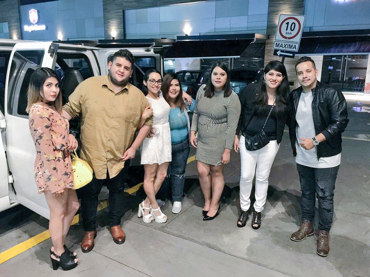 Matisse_Mx's tweet photo. Pasando un ratito con mucho amor antes de cantar en la #ExaPartyLeon 😊❤️ Gracias por todo su apoyo y cariño!! https://t.co/sRbwHeG4DG