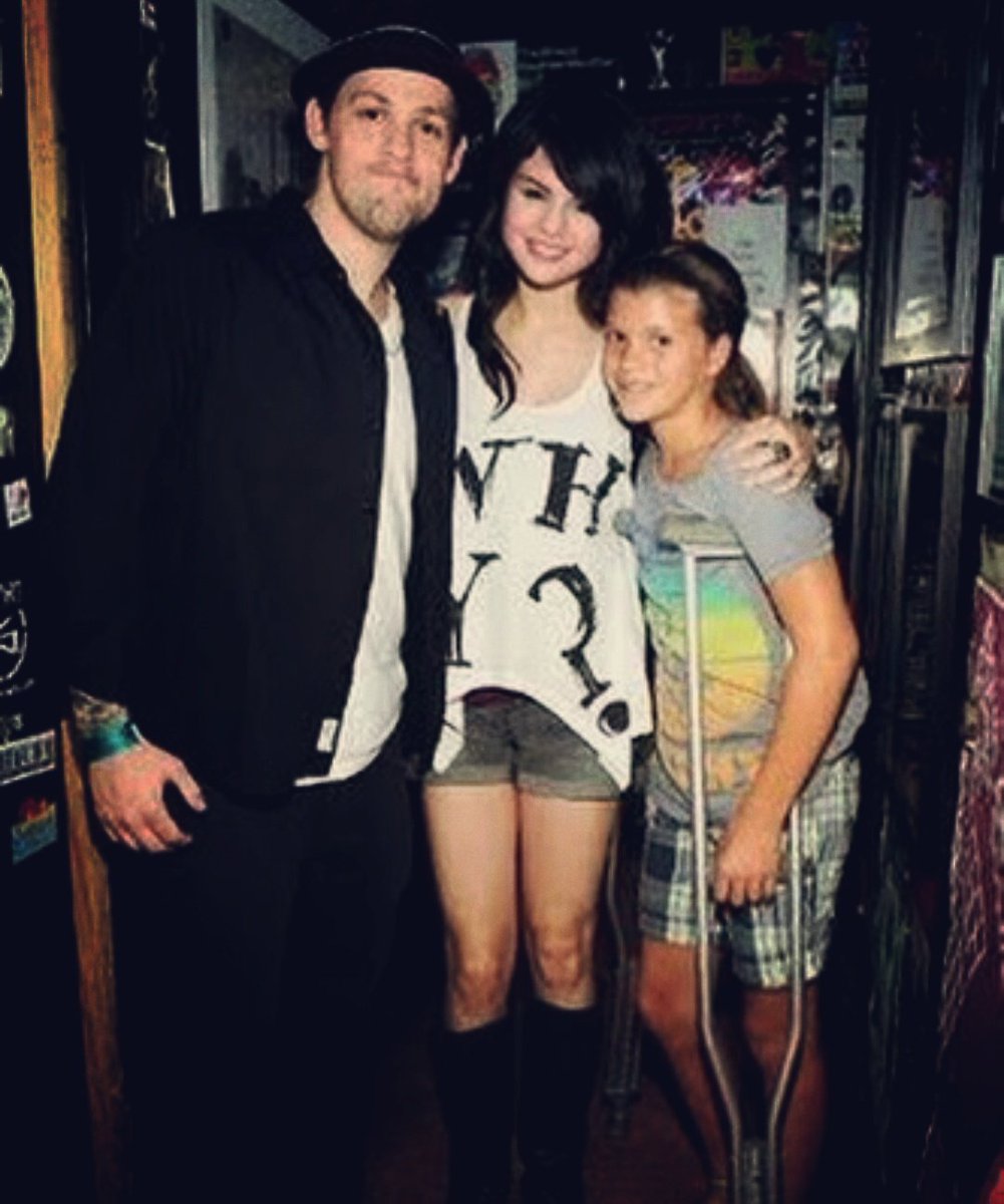 bellamaryheart's tweet photo. #crazythrowback Sel with Sofia aww https://t.co/FrauNmsyjI
