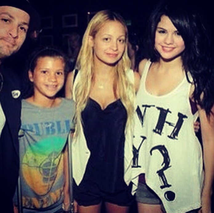 bellamaryheart's tweet photo. #crazythrowback Sel with Sofia aww https://t.co/FrauNmsyjI
