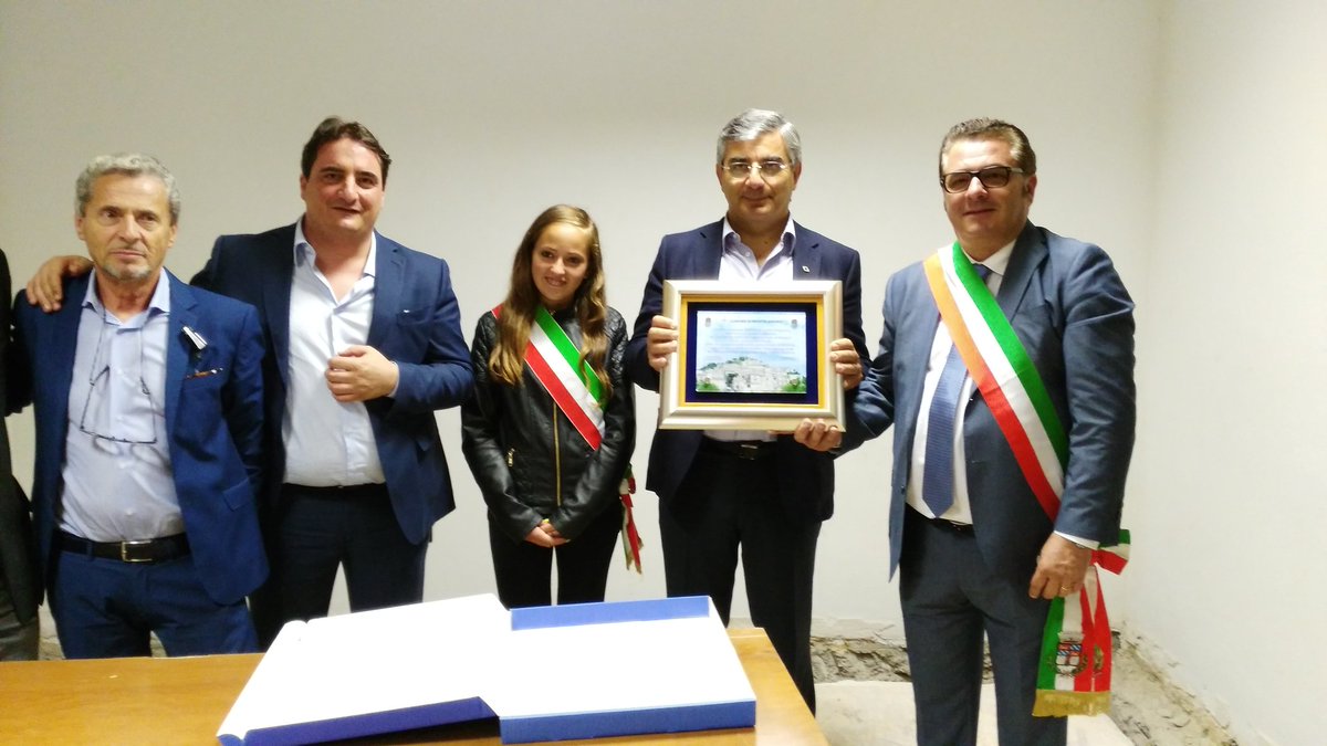 InfoComuneMSS's tweet photo. Consegna da parte del Sindaco di Montelapiano della targa ricordo in occasione della visita del Presidente D'Alfonso https://t.co/9RqTKjWBag