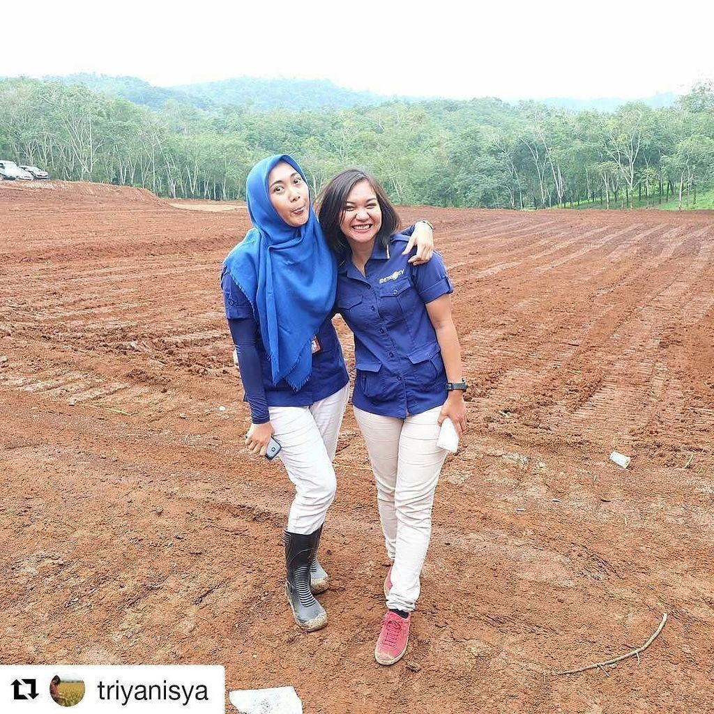 #Repost <a href="/triyanisya/">Triya Nisya</a> with <a href="/repostapp/">Repost</a>
・・・
Main ke rumah kak Alyn, halamannya lagi dikeruk, m… ift.tt/2bmHJYX