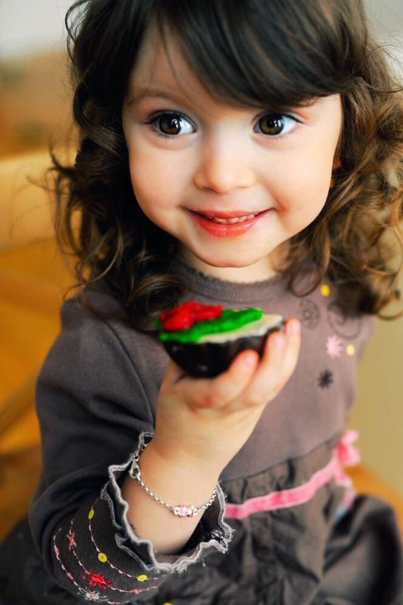 DdBRiB's tweet photo. That Curly Hair tho 😍

#Cupcakes #brownEyes https://t.co/ELPiQDYSWz
