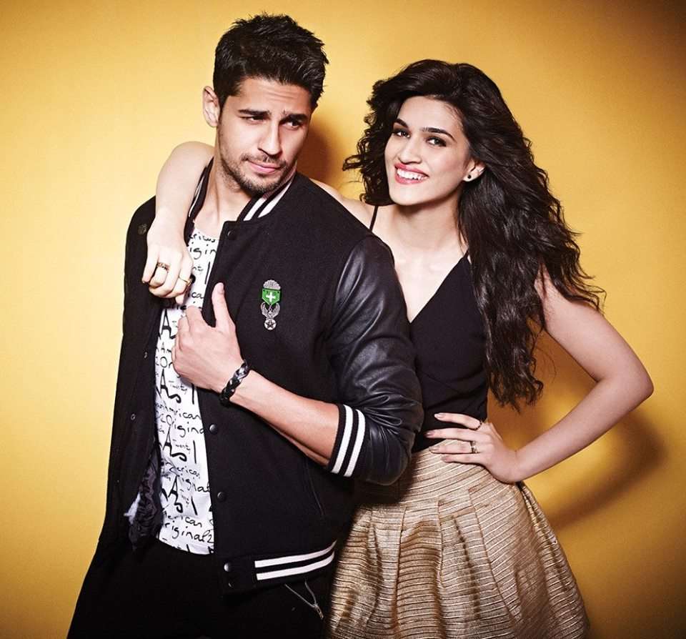 ClubKriti's tweet photo. Which couple look better?....... Pic 1 or Pic 2...... Reply fast 😉😉👍 https://t.co/yW8jNcuS0Y