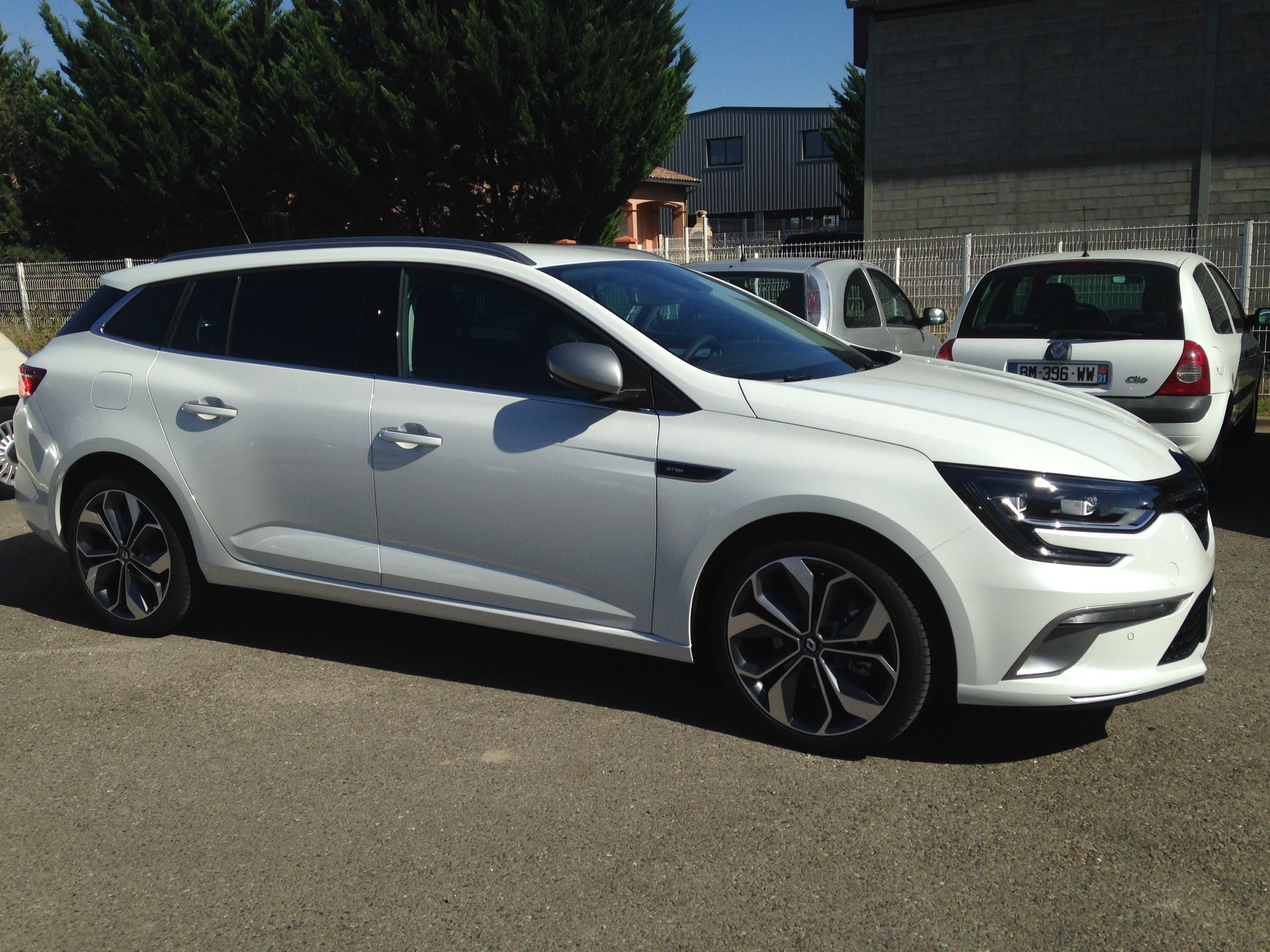 2015 - [Renault] Mégane IV [BFB] - Page 32 Cpp-jToW8AAVlBp