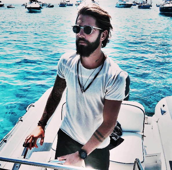 Sadeceserkay's tweet photo. Karizması ayrı 😍 Duruşu ayrı 💙 Yüreği ayrı güzel olan adam 🌸💫 #serkaytütüncü @SerkayTutuncu23 https://t.co/XgbvHbMX25