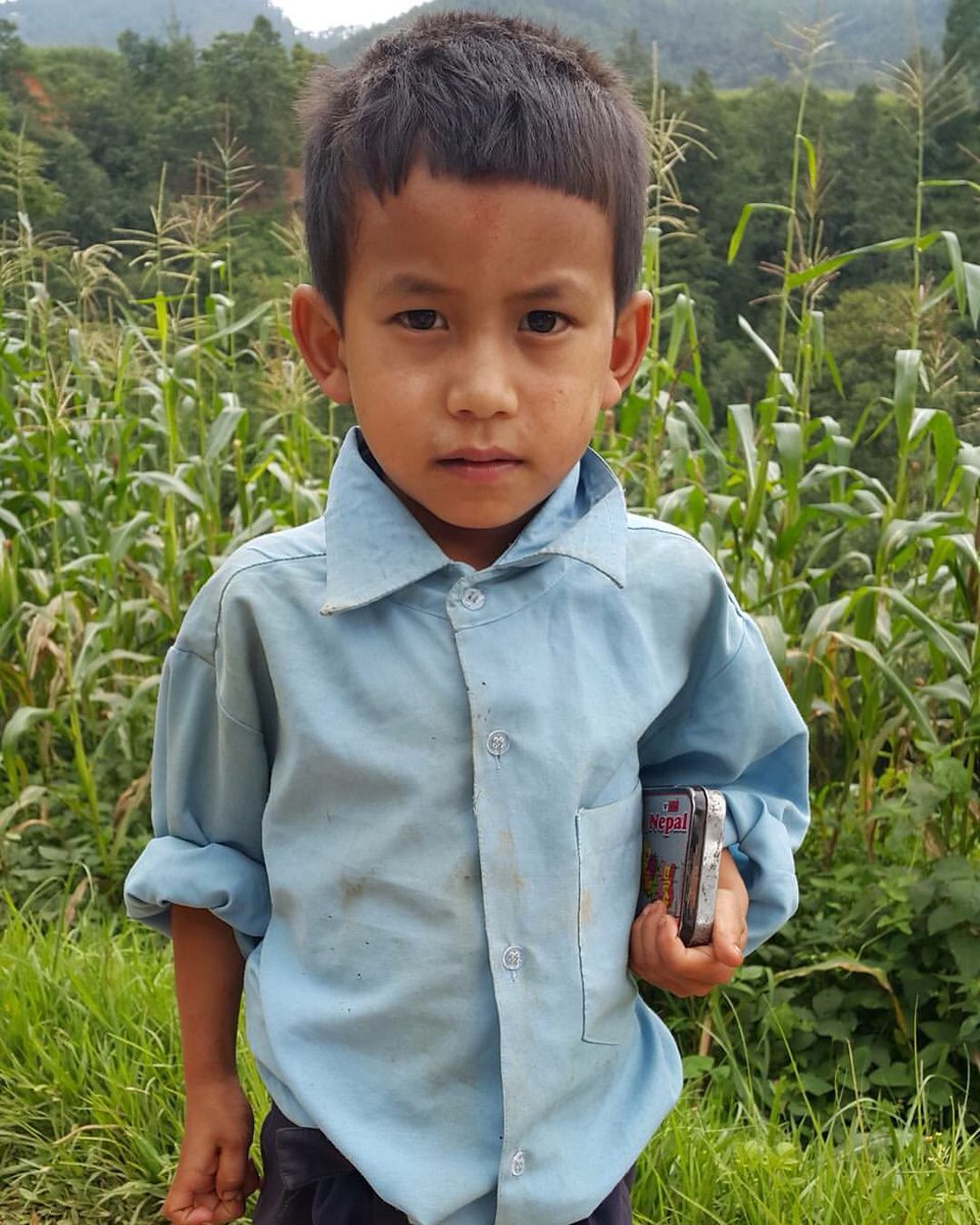 Okula giden Nepalli bir çocuk, sahip olduğu tek şey içi boş bir kalem kutusu
#nepalokulprojesi#gün11