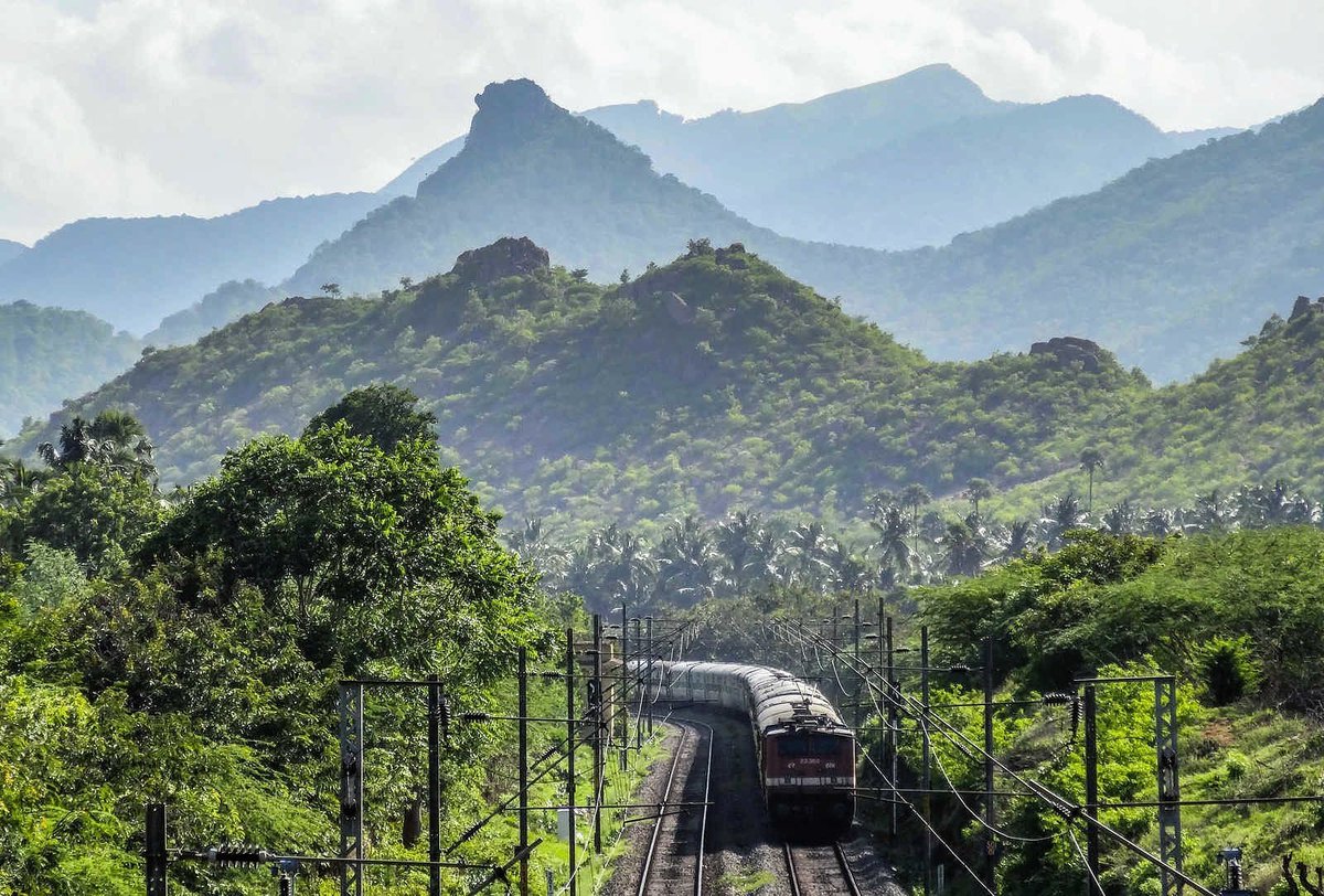Gr8IndianRail's tweet photo. WAP-4 hauled Hyd bound 17229 Sabari Express approaches the ghat section between Kanjikode &amp; Madukarai.
By A.Joseph https://t.co/iaCbV5QR57