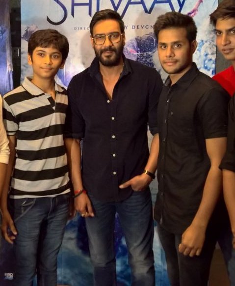 TusharXarma's tweet photo. @saransh_bhawsar And Me Are the 2 Lucky Adian Which meets With Ajay sir Together @AjayFandom ...😘😘😘 https://t.co/n8ubLFgmzs