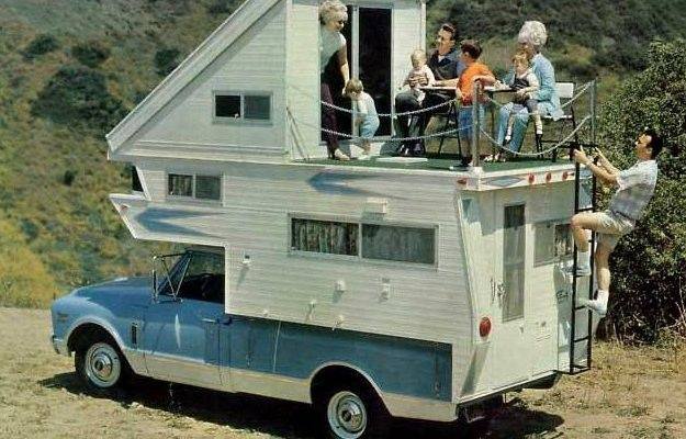 Réunion de famille au sommet… sur la terrasse d'un #camping_car pour le moins atypique ! Par <a href="/Caravaning_Univ/">caravaning univers</a>