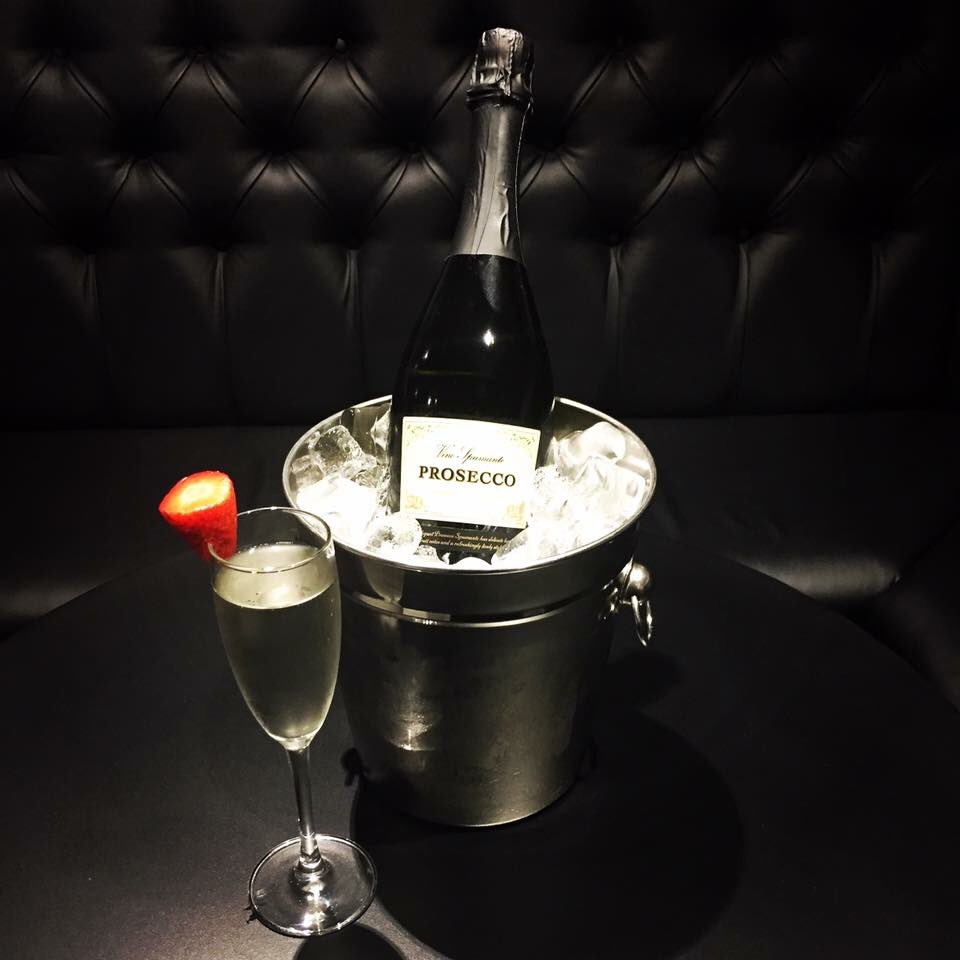 It's fizz Friday! Bottles of Prosecco are £9.95 whilst we celebrate the weekend! 🍾 #shifnal #barseven #prosecco