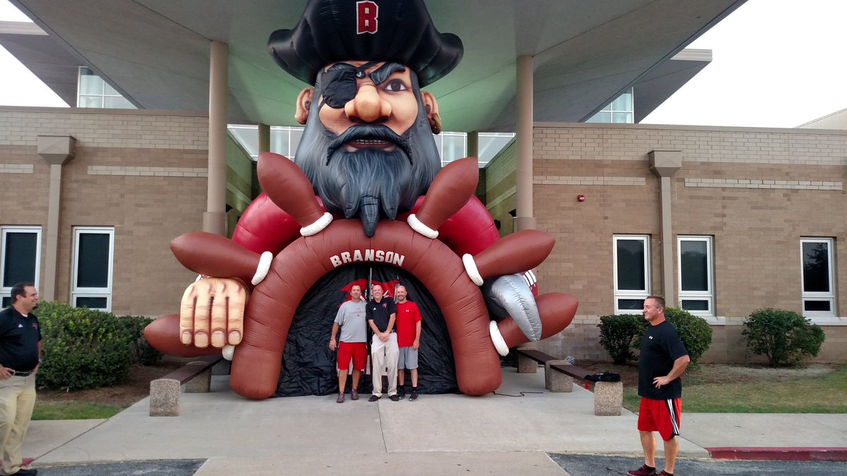 CoachH_PirateFB's tweet photo. Mr. Harris ready for freshmen. https://t.co/vXDkiOeLWU