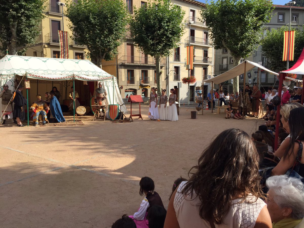 Després de la mort del comte d'ahir, avui el concurs de tir amb arc en el seu honor i un munt d'activitats. #ripoll