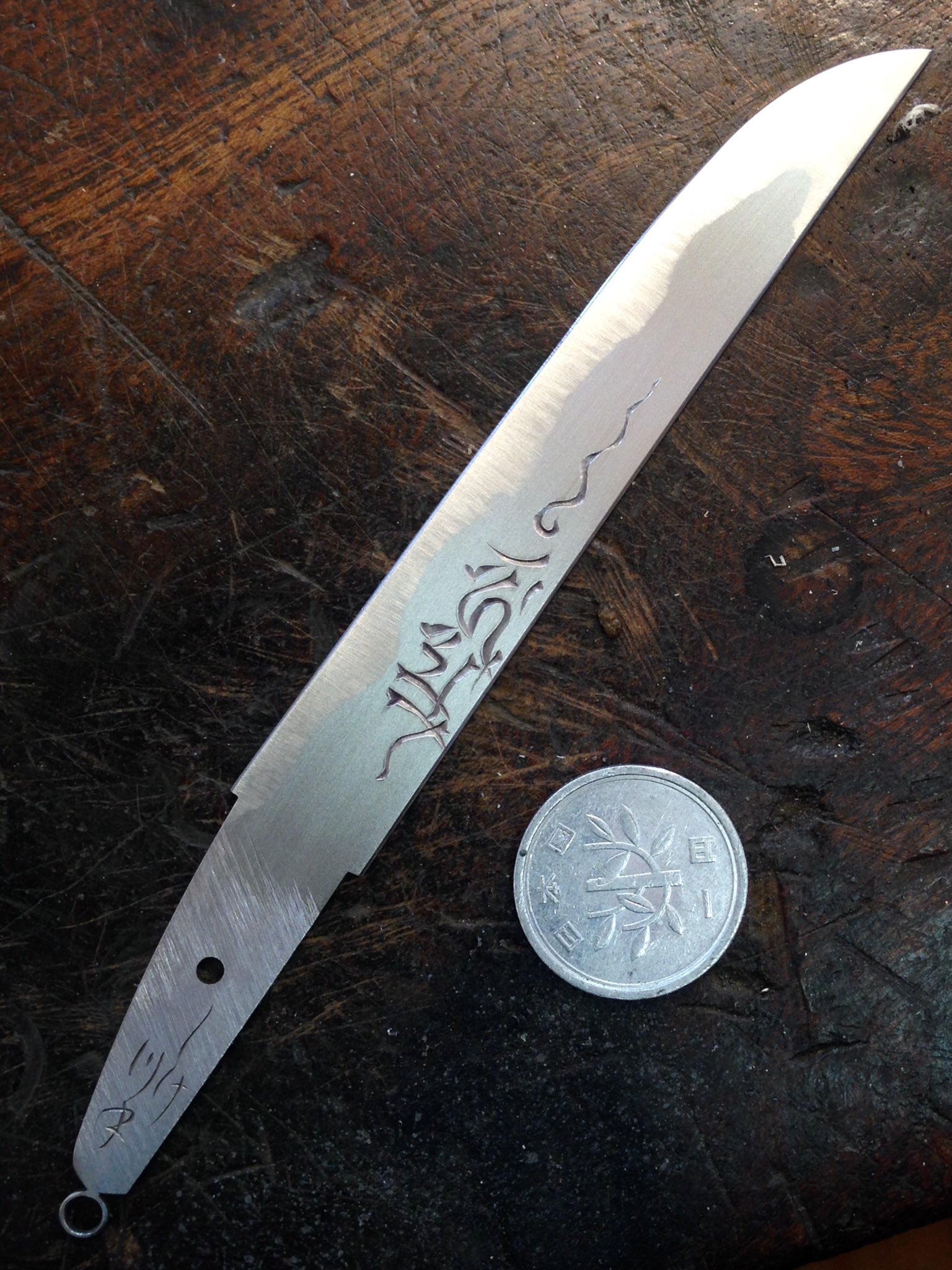 装剣金工 片山重恒 Katayama Shigetsune 簡易 ヘアラインフィニッシュ 刃文は角度を変えただけで 付け焼刃ってやつですね チタン製 包丁正宗栞 しおり 完成 需要あるかなぁ T Co Nis6uatf3w Twitter