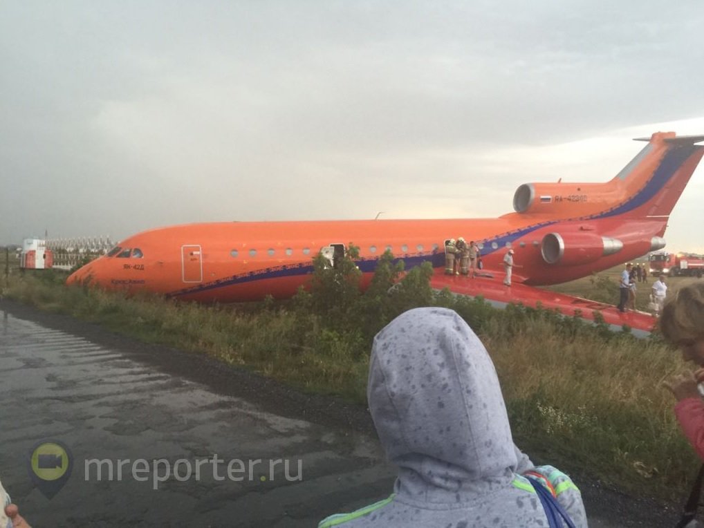 Як 42 выкатился в уфе. Самолеты. Як-42 пассажирский самолёт посадка. Уфа сочи самолет. Як 42 выкатился за впп.