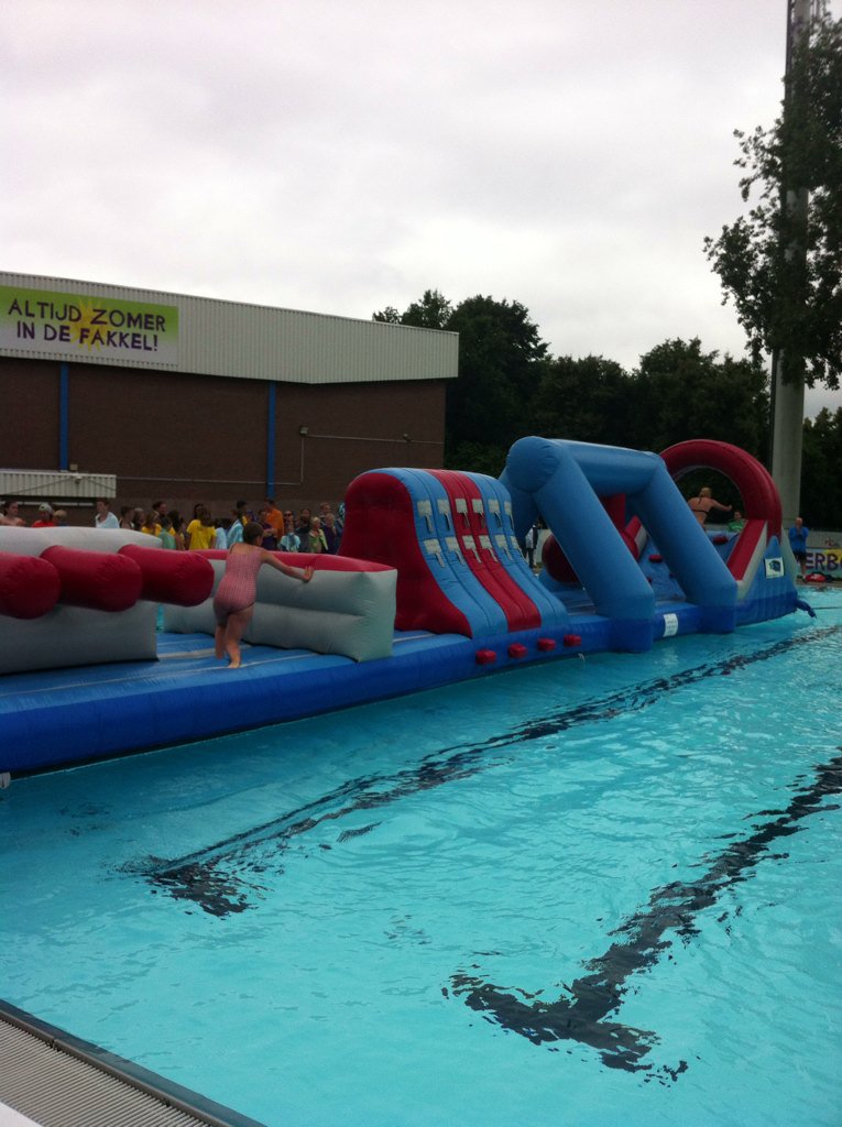 Spel dat door 3x2 wordt gespeeld in het buitenbad van De Fakkel is gesponsord door winkelcentrun De Werf Bolnes-Zuid