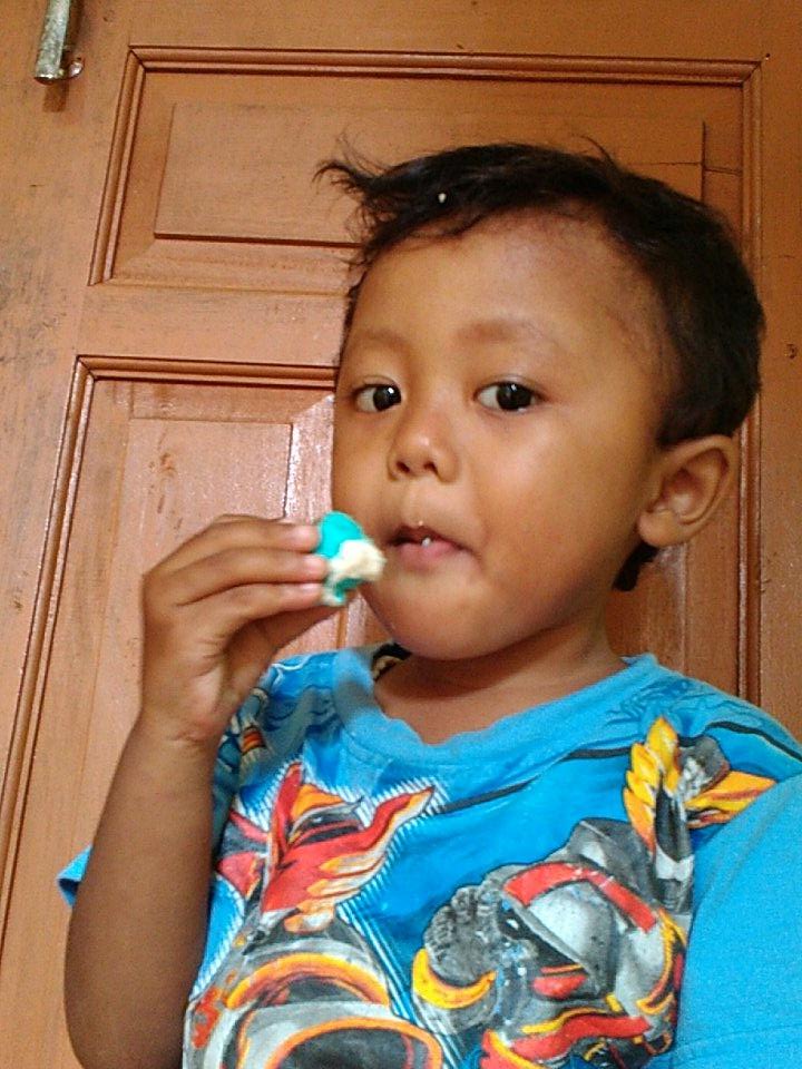 rizkimuslim1's tweet photo. Nyantai dirumah, maen bareng si bungsu ,,nikmati   waktu jangan sia siakan hidup untuk kenikmatan sesaat ! https://t.co/pZS4uiFPat