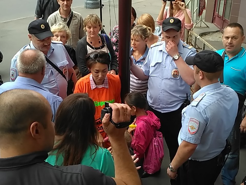 У голодающей матери полиция пытается отнять детей. Окружили и требуют св-ва о рождении