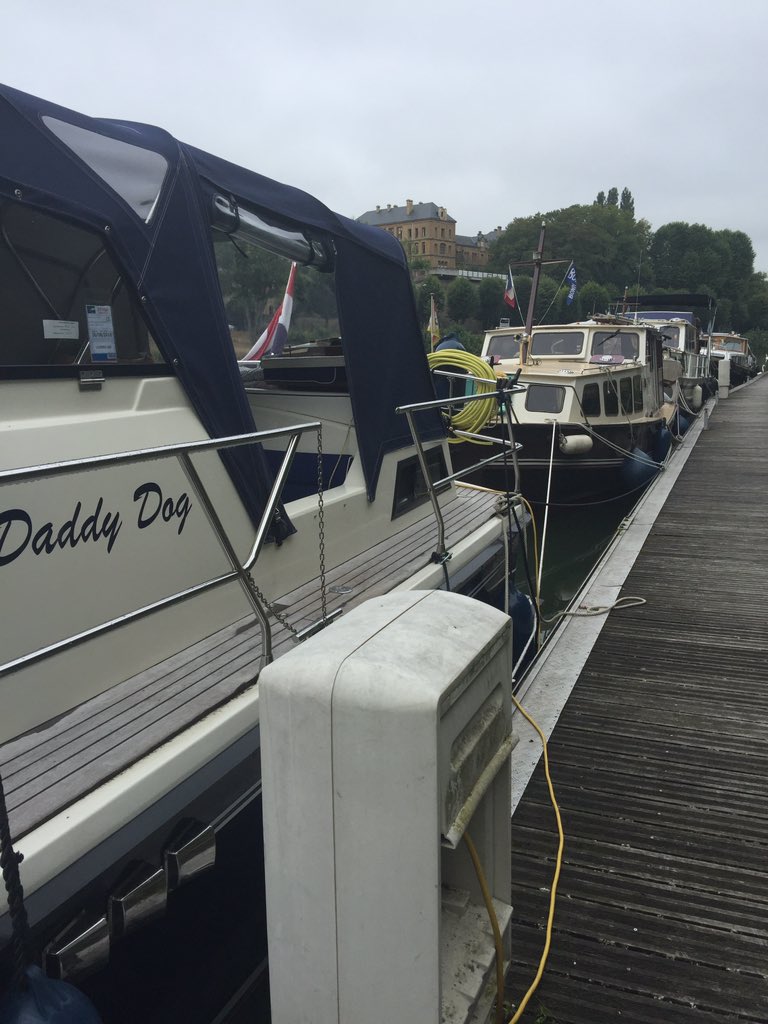 Daddydogenroute's tweet photo. De Bonnefooi en de Daddy Dog veilig aangekomen in Charleville-Mézières. @varendoejesamen https://t.co/feRbgbvN4c
