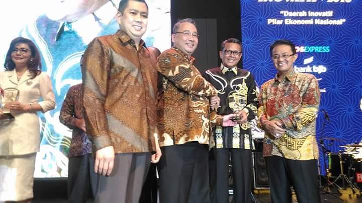 relawan_na's tweet photo. Selamat atas penghargaannya sebagai Kepala Daerah Inovatof utk Prof @MNurdinAbdullah 
#MantapNA https://t.co/qAQJBfwa7c