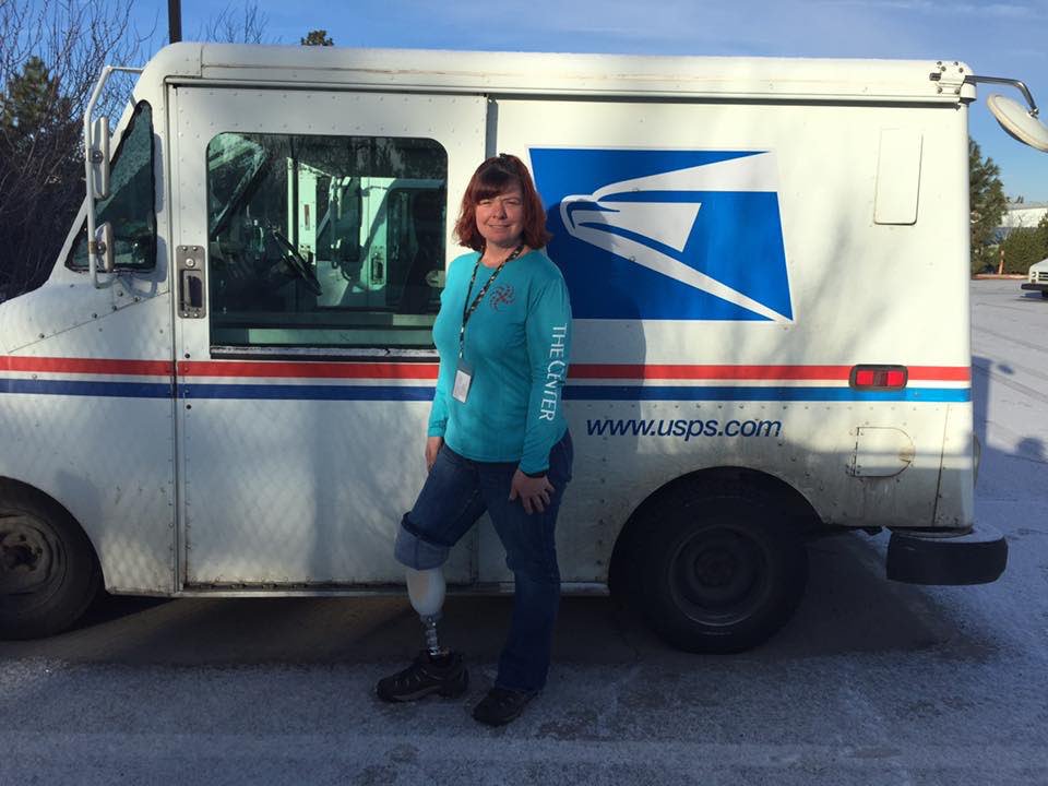 jen_journalist's tweet photo. Met this inspiring woman today. Despite losing her leg in a car accident, she continues to deliver mail. @KTVZ https://t.co/kR4hMbRJZF