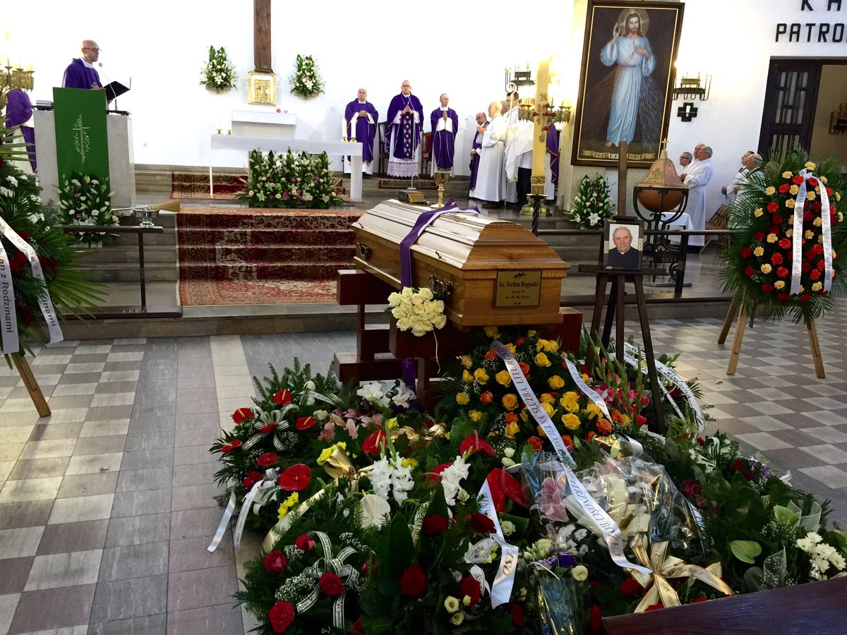 wojlacz1's tweet photo. Zmarł ks. St. Roguski, trwa msza św. pogrzebowa w kość św. Fr. z Asyżu W-wa przew. Bp Piotr Jarecki @archwwa https://t.co/wuBIpemMCA