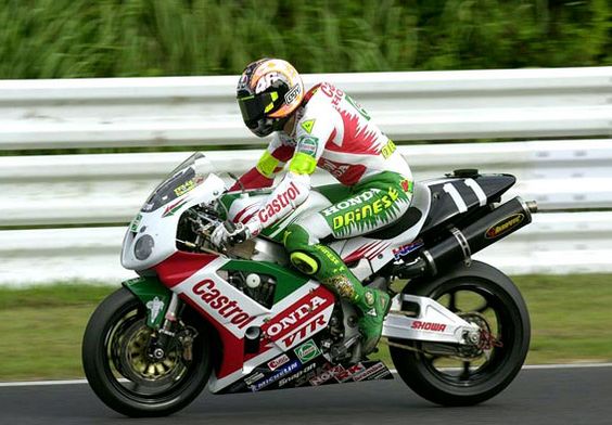 CastrolRussia's tweet photo. #Castrol Valentino Rossi на своей Honda VTR SP! https://t.co/5qrrTocno7