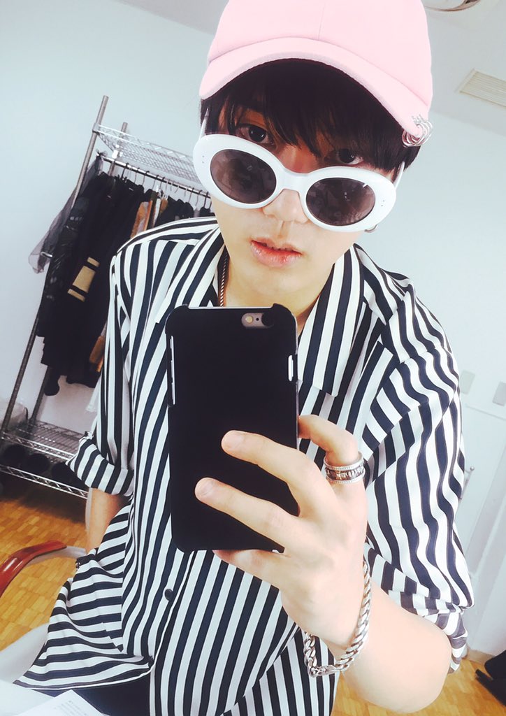 WHYSTYLE_global's tweet photo. -
#Yesung #WHYSTYLE #KurtcobainSunglasses https://t.co/eVFy99XMoj