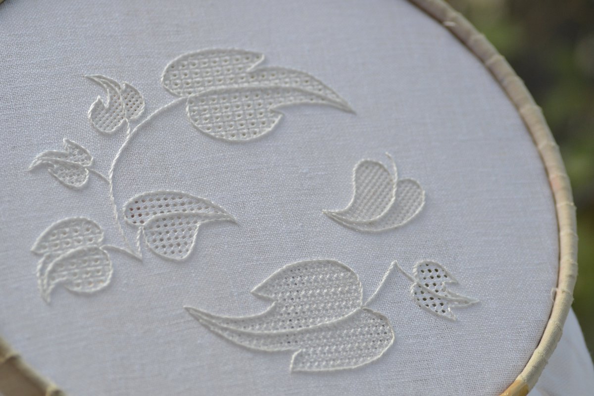 artoftheneedle's tweet photo. New pulled thread kit finished! In shop soon.
#pulledthread #whitework #embroiderykit #handembroidery #drawnfabric https://t.co/ieAL13OfJ7