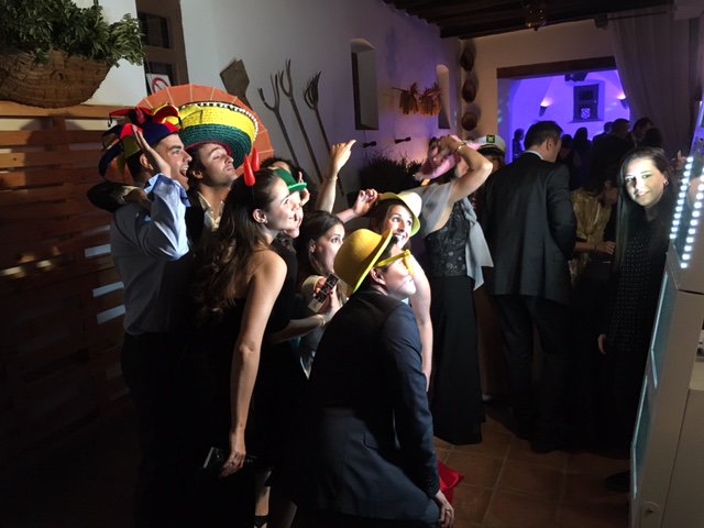 FlashFotomaton's tweet image. #bodas divertidas llenas de risas y alegria con #flashflashfotomaton ow.ly/Fpfe302BKKI