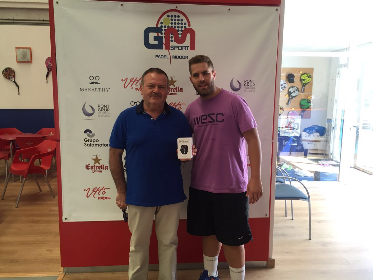 Tahermo_Renault's tweet photo. Entrega a José Aranda del reloj inteligente sorteado en la final de la liga de @GMPadel.
Que lo disfrutes! 
#Tahermo https://t.co/EBfdA5J83L