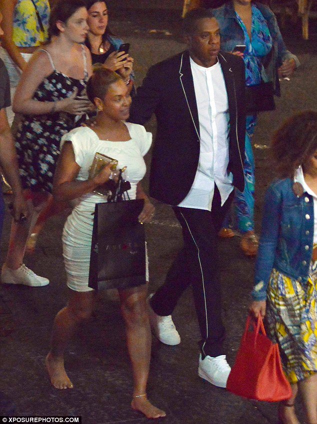 Beyonce goes barefoot in skintight mini dress with Jay Z in Italy ...