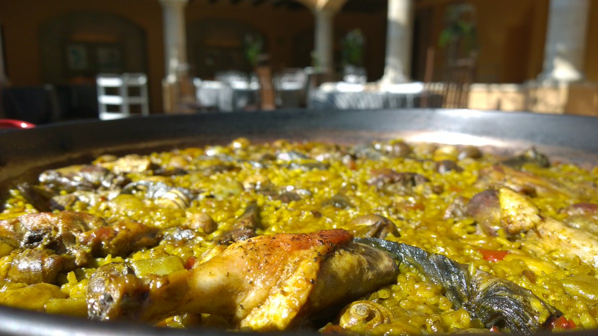 qsqacatalina's tweet photo. #FelizFinde arroceros! Dejemos #PokemonGO y hagamos #arrocerosGo 😁 Caza aqui tu mejor #paella en el #puentedeagosto https://t.co/QkmcTvzIgk